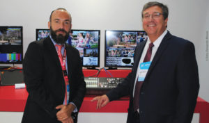 A empresa norte-americana For.A considera fundamental para o desenvolvimento da marca na região participar do maior evento da indústria broadcast latino-americana. Na foto, Ricardo Milani (Brasil) e Mario Rodriguez (América Latina)