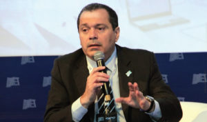 O presidente do Fórum SBDTV, Roberto Franco chamou a atenção para o fato de que, “neste momento, em nosso país, estamos vivendo uma guerra aberta”, pois não há modelos de negócios definidos, não há regulação e não há controle por parte do radiodifusor para as plataformas de OTT
