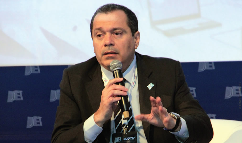 O presidente do Fórum SBDTV, Roberto Franco chamou a atenção para o fato de que, “neste momento, em nosso país, estamos vivendo uma guerra aberta”, pois não há modelos de negócios definidos, não há regulação e não há controle por parte do radiodifusor para as plataformas de OTT
