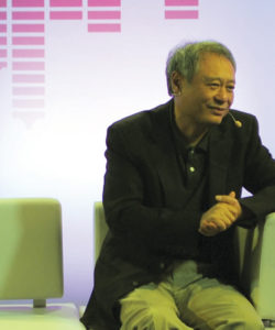 IBC 2016: Big Screen Keynote: O diretor de Hollywood e ganhador do Oscar, Ang Lee explicou a sua visão sobre a transformação do cinema digital e a utilização do HDR. Para entrar na palestra foi difícil, enormes medidas de segurança, mas valeu a pena. A foto, de sábado de 10 de setembro, no SET do IBC Info Channel, porque lá dentro da sala de conferências, nada de celular, nada de gravador, só anotações!