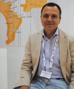 José Guerra Expósito, diretor de Negócios da Hispasat afirmou à Revista da SET que os serviços satelitais cada dia são mais versáteis, porque o mercado se vai abrindo cada vez mais devido a realidade tecnológica. Por isso, as empresas precisam oferecer qualidade, flexibilidade e serviços web aos seus clientes integrando redes broadcast e broadband que serão essenciais para o futuro da televisão