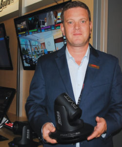 Jason Barden, diretor de vendas para América Latina de Ross Video, mostrou à reportagem da Revista da SET, no estande da companhia canadense, a nova PIVOTCam, nova câmera robótica para estúdio, o equipamento com lente Cam-20 opera em 720P/1080i/1080P 3G 1080P 50 ou 59.94