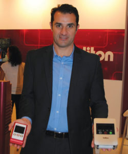 Cesar Donato, diretor Comercial da Foccus mostra no IBCC o novo e ZAO-S, transmissor de vídeo com codificação H.265 HEVC diretamenteda câmera com streaming 3G/4G