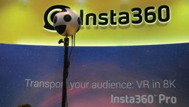 A realidade  virtual (VR) está consolidada, agora a aposta passa pela qualidade  de áudio e vídeo, esta era uma  das sugestões  na NAB 2017,  um dispositivo que captura 8K com 6 lentes, em 3D 360 graus e permite live-streaming