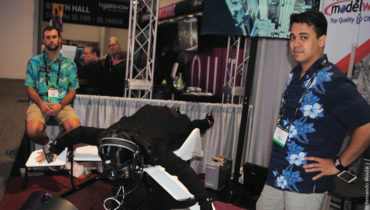 Na PLW Modeworld a imersão VR é levada a sério. Um simulador de voo onde o usuário fica deitado e tem vento de frente fizeram que os visitantes da NAB 2017 acreditassem que estavam sobrevoando o céu de Las Vegas