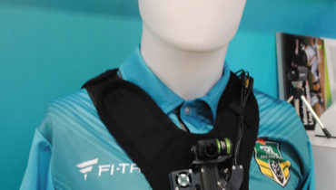 Habitual em jogos  de rúgbi, esta câmera transmite sinal HD com transmissão 2GHz microwave  que permite ver   e ouvir o que o árbitro fala   com os jogadores  em campo.  Apresentada no estande da Telstra Global, a Globecam inclui um sistema de correção de cor
