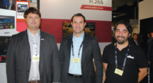 Robert Houghtaling e Cesar Donato da Foccus Digital, e Ivo August (soliton) no estande da Soliton na apresentação do HEVC Zao-S H.265, uma solução Smart-telecaster que permite o streaming de vídeo ao vivo sem a necessidade de satélite com uma melhoria dos recursos de software que permitem fluxos de trabalho integrados baseados em IP que incluem o sistema NDI da NewTek