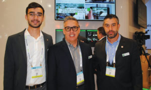 NAB 2019 – Esq. para Dir.: Matheus Domingues, Rafael Castillo  e Eduardo Mune, equipe para Brasil e América Latina da TVU na NAB que apresentou a solução G-Link para transmissão de notícias e esportes com qualidade de vídeo HD ao vivo de ponto a ponto
