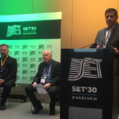 Moisés Queiroz Moreira (Anatel), e ao fundo Maximiliano Martinhão (MCom) e Olimpio José Franco (SET)